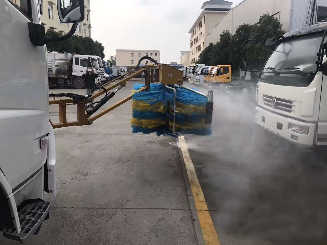 9方高速護(hù)欄清洗車