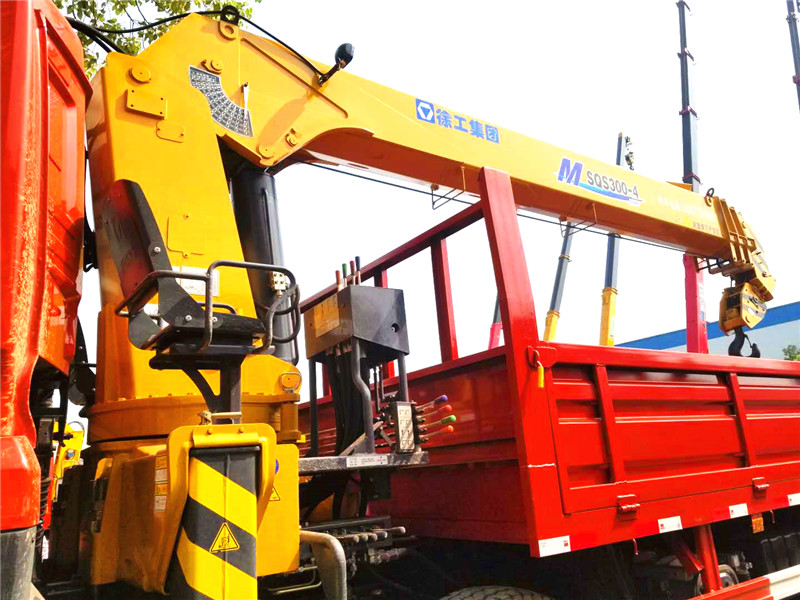 天龍前四后八12噸吊機(jī)